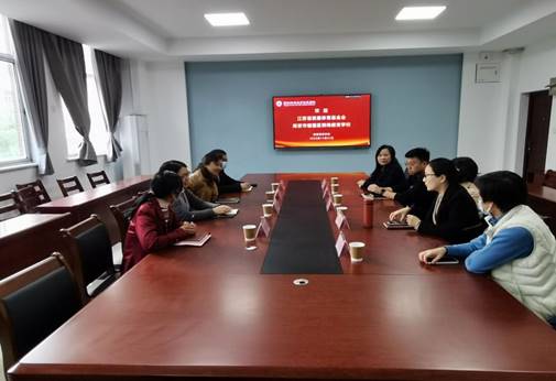 说明:会议室里的人们 描述已自动生成