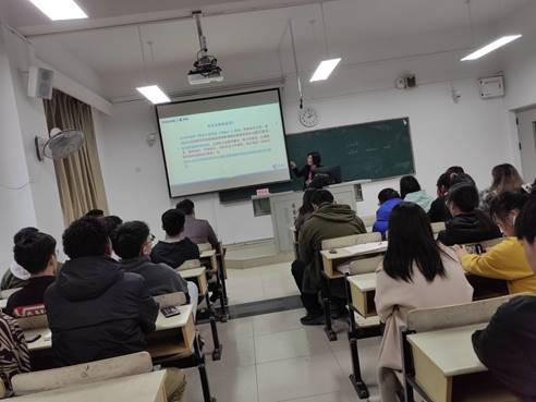 说明:会议室里的人们 描述已自动生成