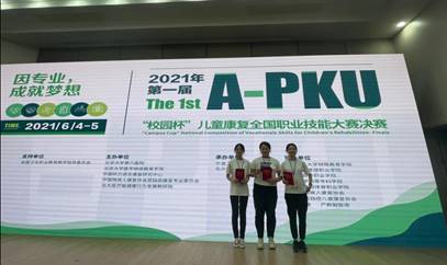 说明:图片包含 室内, 天花板, 站, 女人 描述已自动生成