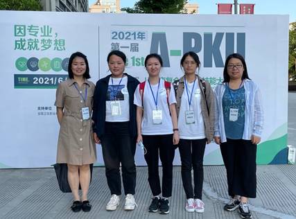 说明:一群人站在壁报板前拍照 描述已自动生成